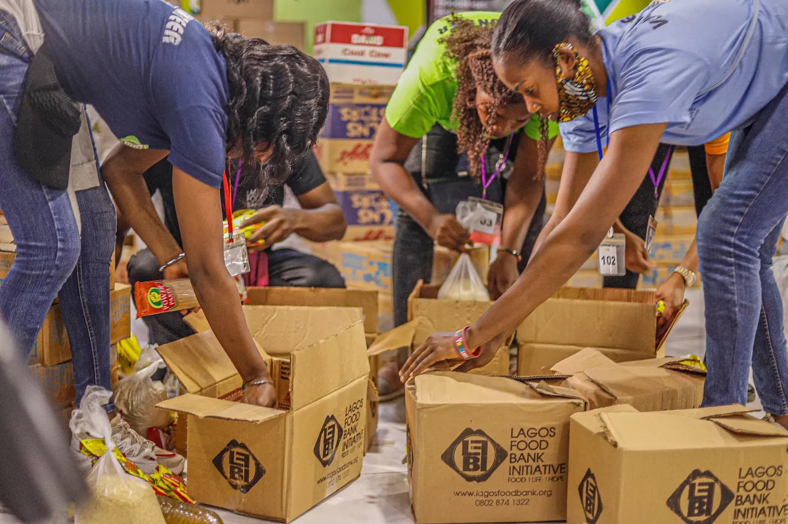A recipient collecting available food from a donor pickup point.